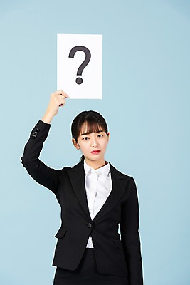 포토 JPG 스튜디오촬영 기호 배너 응시 여자 회사 비즈니스 사각프레임 실내 한명 들기 사람 정장 상반신 20대 청년 앞모습 청춘 한국인 구직 물음표 직장인 비즈니스우먼 실업 신입사원 파란배경 취업준비생 청년여자한명만 성인여자한명만 국내포토 직업 문자 1 시선 옷 뷰포인트 백그라운드 컨셉 모션 프레임 동양인 성인 내부 파란색 사각형 여자한명만 성인여자만 청년여자만 파일형식