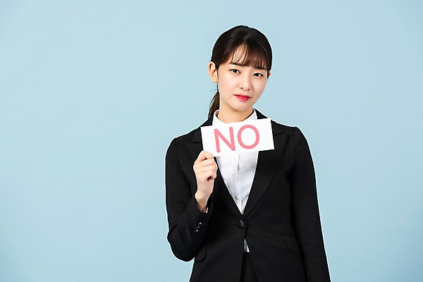 포토 JPG 스튜디오촬영 배너 응시 여자 회사 비즈니스 사각프레임 실내 한명 들기 사람 상반신 20대 청년 앞모습 청춘 한국인 구직 직장인 비즈니스우먼 거절 실업 합격 신입사원 파란배경 취업준비생 부정적 청년여자한명만 성인여자한명만 국내포토 직업 1 시선 감정 뷰포인트 백그라운드 컨셉 모션 프레임 동양인 성인 내부 파란색 사각형 여자한명만 성인여자만 청년여자만 파일형식