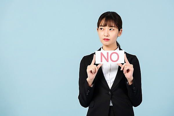 포토 JPG 스튜디오촬영 배너 응시 여자 회사 비즈니스 사각프레임 실내 한명 들기 사람 상반신 20대 청년 앞모습 청춘 한국인 구직 직장인 비즈니스우먼 거절 실업 합격 신입사원 파란배경 취업준비생 부정적 청년여자한명만 성인여자한명만 국내포토 직업 1 시선 감정 뷰포인트 백그라운드 컨셉 모션 프레임 동양인 성인 내부 파란색 사각형 여자한명만 성인여자만 청년여자만 파일형식