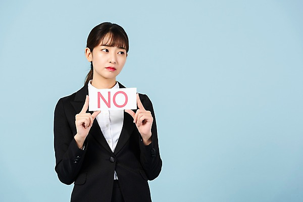 포토 JPG 스튜디오촬영 배너 응시 여자 회사 비즈니스 사각프레임 실내 한명 들기 사람 상반신 20대 청년 앞모습 청춘 구직 직장인 비즈니스우먼 거절 실업 합격 신입사원 파란배경 취업준비생 부정적 청년여자한명만 성인여자한명만 국내포토 직업 1 시선 감정 뷰포인트 백그라운드 컨셉 모션 프레임 성인 내부 파란색 사각형 여자한명만 성인여자만 청년여자만 파일형식