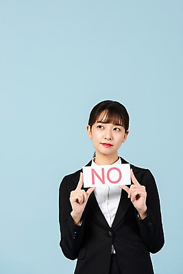 포토 JPG 스튜디오촬영 배너 응시 여자 회사 비즈니스 사각프레임 실내 한명 들기 사람 상반신 20대 청년 앞모습 청춘 한국인 구직 직장인 비즈니스우먼 거절 실업 합격 신입사원 파란배경 취업준비생 부정적 청년여자한명만 성인여자한명만 국내포토 직업 1 시선 감정 뷰포인트 백그라운드 컨셉 모션 프레임 동양인 성인 내부 파란색 사각형 여자한명만 성인여자만 청년여자만 파일형식