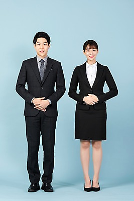 포토 JPG 스튜디오촬영 전신 여자 남자 회사 비즈니스 실내 서기 미소 사람 정장 20대 청년 두명 앞모습 청춘 한국인 구직 직장인 비즈니스맨 비즈니스우먼 실업 합격 신입사원 파란배경 취업준비생 손모으기 국내포토 직업 옷 뷰포인트 백그라운드 컨셉 모션 표정 동양인 손짓 성인 내부 파란색 파일형식