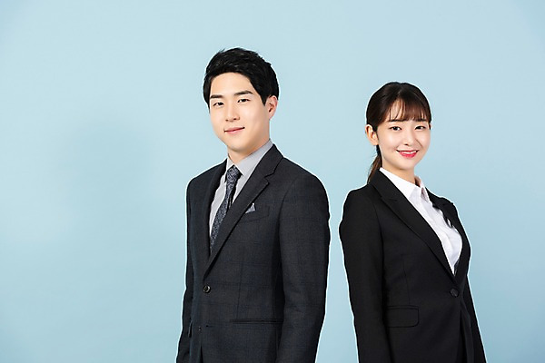 포토 JPG 스튜디오촬영 응시 여자 남자 회사 비즈니스 실내 미소 사람 정장 상반신 20대 청년 두명 옆모습 청춘 한국인 구직 직장인 비즈니스맨 비즈니스우먼 실업 합격 신입사원 파란배경 취업준비생 국내포토 직업 시선 옷 뷰포인트 백그라운드 컨셉 표정 동양인 성인 내부 파란색 파일형식