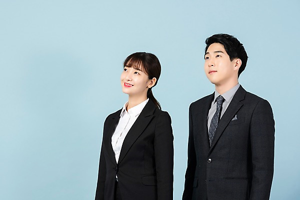포토 JPG 스튜디오촬영 응시 여자 남자 회사 비즈니스 실내 미소 사람 정장 상반신 20대 청년 두명 옆모습 청춘 한국인 구직 직장인 비즈니스맨 비즈니스우먼 실업 합격 신입사원 파란배경 취업준비생 국내포토 직업 시선 옷 뷰포인트 백그라운드 컨셉 표정 동양인 성인 내부 파란색 파일형식