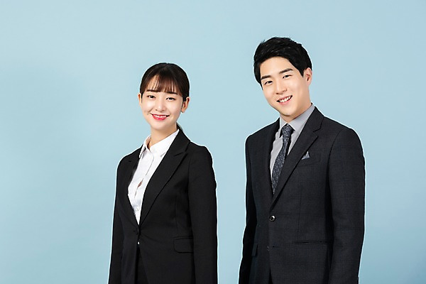 포토 JPG 스튜디오촬영 응시 여자 남자 회사 비즈니스 실내 미소 사람 정장 상반신 20대 청년 두명 옆모습 청춘 한국인 구직 직장인 비즈니스맨 비즈니스우먼 실업 합격 신입사원 파란배경 취업준비생 국내포토 직업 시선 옷 뷰포인트 백그라운드 컨셉 표정 동양인 성인 내부 파란색 파일형식