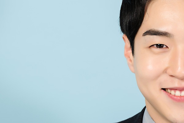 포토 JPG 스튜디오촬영 남자 얼굴 회사 비즈니스 실내 한명 미소 사람 근접촬영 상반신 20대 청년 앞모습 신체부위 청춘 한국인 구직 비즈니스맨 실업 합격 신입사원 파란배경 취업준비생 청년남자한명만 국내포토 1 뷰포인트 백그라운드 컨셉 표정 동양인 성인 내부 파란색 직장인 남자한명만 청년남자만 파일형식