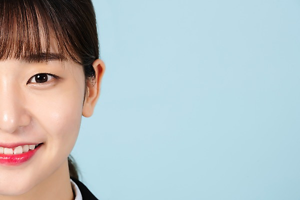 포토 JPG 스튜디오촬영 여자 얼굴 회사 비즈니스 실내 한명 미소 사람 근접촬영 상반신 20대 청년 앞모습 신체부위 청춘 한국인 구직 비즈니스우먼 실업 합격 신입사원 파란배경 취업준비생 청년여자한명만 성인여자한명만 국내포토 1 뷰포인트 백그라운드 컨셉 표정 동양인 성인 내부 파란색 직장인 여자한명만 성인여자만 청년여자만 파일형식