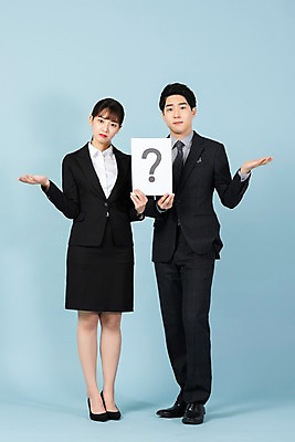 포토 JPG 스튜디오촬영 전신 기호 배너 여자 남자 비즈니스 사각프레임 실내 들기 사람 정장 손짓 20대 청년 두명 앞모습 청춘 한국인 구직 물음표 직장인 비즈니스맨 비즈니스우먼 실업 합격 신입사원 파란배경 취업준비생 의아 국내포토 직업 문자 옷 뷰포인트 백그라운드 컨셉 모션 프레임 동양인 성인 내부 파란색 사각형 파일형식