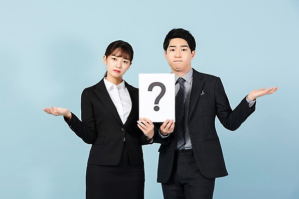 포토 JPG 스튜디오촬영 기호 배너 여자 남자 회사 비즈니스 사각프레임 실내 들기 사람 정장 손짓 상반신 20대 청년 두명 앞모습 청춘 한국인 구직 물음표 직장인 비즈니스맨 비즈니스우먼 실업 합격 신입사원 파란배경 취업준비생 의아 국내포토 직업 문자 옷 뷰포인트 백그라운드 컨셉 모션 프레임 동양인 성인 내부 파란색 사각형 파일형식