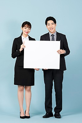 포토 JPG 스튜디오촬영 전신 배너 여자 남자 회사 비즈니스 사각프레임 실내 미소 들기 사람 정장 20대 청년 두명 앞모습 청춘 한국인 구직 직장인 비즈니스맨 비즈니스우먼 실업 합격 신입사원 파란배경 취업준비생 국내포토 직업 옷 뷰포인트 백그라운드 컨셉 모션 프레임 표정 동양인 성인 내부 파란색 사각형 파일형식