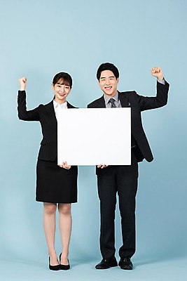 포토 JPG 스튜디오촬영 전신 배너 응시 여자 남자 회사 비즈니스 사각프레임 실내 미소 들기 사람 정장 20대 청년 두명 앞모습 청춘 파이팅 한국인 구직 직장인 비즈니스맨 비즈니스우먼 합격 신입사원 파란배경 취업준비생 국내포토 직업 시선 옷 뷰포인트 백그라운드 컨셉 모션 프레임 표정 동양인 성인 내부 파란색 사각형 파일형식