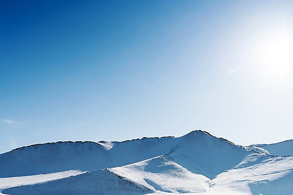 포토 JPG 주간 해외풍경 설경 겨울 자연 하늘 산 사람없음 야외 파란색 햇빛 설원 눈 몽골 겨울풍경 국내포토 자연요소 해외 계절 아시아 컬러 날씨 눈_날씨 풍경 태양 생태계 파일형식