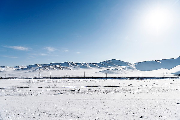 포토 JPG 주간 해외풍경 설경 겨울 자연 하늘 사람없음 야외 파란색 햇빛 설원 기찻길 눈 몽골 겨울풍경 국내포토 자연요소 해외 계절 아시아 컬러 날씨 눈_날씨 풍경 태양 생태계 파일형식
