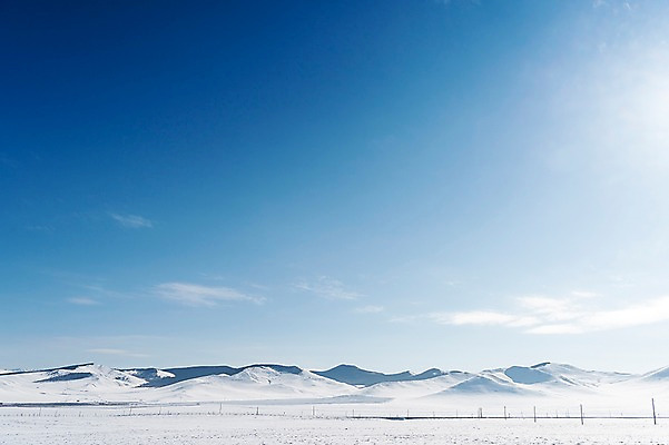 포토 JPG 주간 구름 해외풍경 설경 겨울 자연 하늘 산 사람없음 야외 파란색 햇빛 설원 눈 몽골 겨울풍경 국내포토 자연요소 해외 계절 아시아 컬러 날씨 눈_날씨 풍경 태양 생태계 파일형식