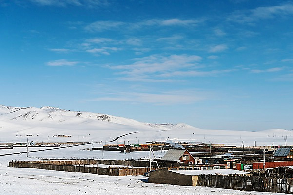 포토 JPG 주간 구름 해외풍경 설경 겨울 자연 하늘 산 주택 사람없음 야외 파란색 마을 설원 눈 몽골 겨울풍경 국내포토 자연요소 해외 계절 아시아 컬러 날씨 눈_날씨 풍경 건물 생태계 파일형식