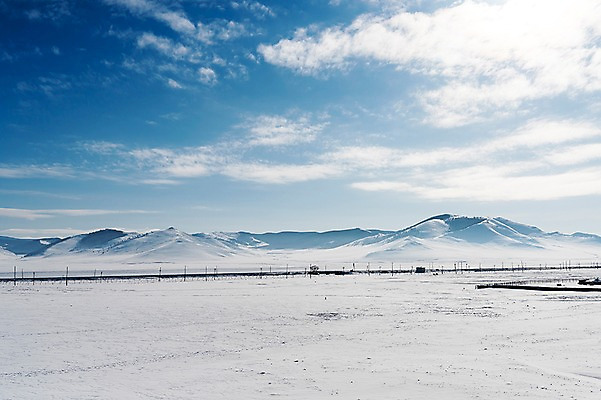 포토 JPG 주간 구름 해외풍경 설경 겨울 자연 하늘 산 사람없음 야외 파란색 설원 기찻길 눈 몽골 겨울풍경 국내포토 자연요소 해외 계절 아시아 컬러 날씨 눈_날씨 풍경 생태계 파일형식