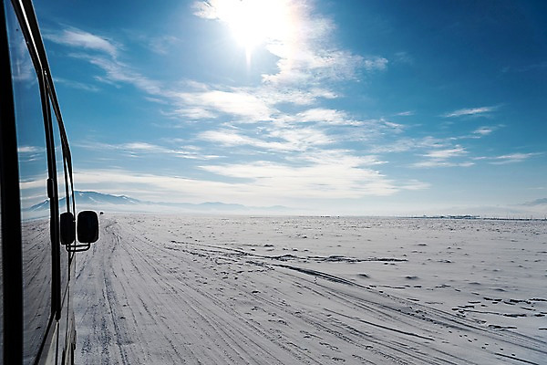 포토 JPG 주간 구름 해외풍경 설경 겨울 자동차 자연 하늘 사람없음 야외 파란색 햇빛 설원 눈 몽골 겨울풍경 국내포토 자연요소 해외 계절 아시아 육상교통 컬러 날씨 눈_날씨 풍경 태양 생태계 파일형식
