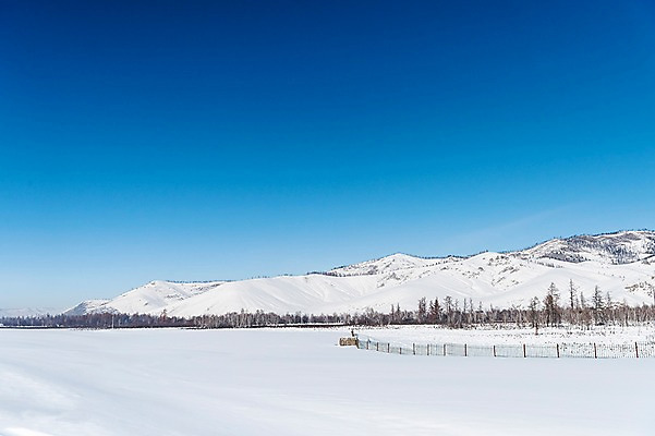 포토 JPG 주간 해외풍경 설경 겨울 자연 하늘 산 사람없음 야외 파란색 설원 눈 몽골 겨울풍경 국내포토 자연요소 해외 계절 아시아 컬러 날씨 눈_날씨 풍경 생태계 파일형식