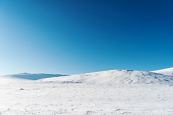 포토 JPG 주간 해외풍경 설경 겨울 자연 하늘 산 사람없음 야외 파란색 설원 눈 몽골 겨울풍경 국내포토 자연요소 해외 계절 아시아 컬러 날씨 눈_날씨 풍경 생태계 파일형식