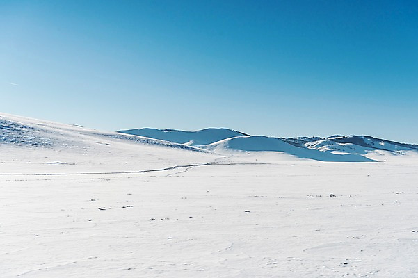 포토 JPG 주간 해외풍경 설경 겨울 자연 하늘 산 사람없음 야외 파란색 설원 눈 몽골 겨울풍경 국내포토 자연요소 해외 계절 아시아 컬러 날씨 눈_날씨 풍경 생태계 파일형식