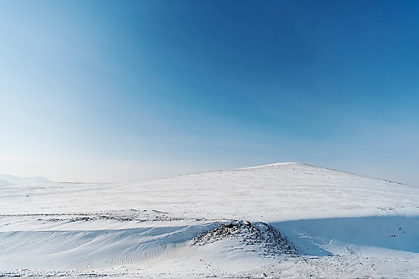 포토 JPG 주간 해외풍경 설경 겨울 자연 하늘 산 사람없음 야외 파란색 설원 눈 몽골 겨울풍경 국내포토 자연요소 해외 계절 아시아 컬러 날씨 눈_날씨 풍경 생태계 파일형식
