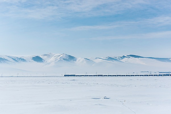 포토 JPG 주간 구름 해외풍경 설경 겨울 자연 하늘 산 사람없음 야외 파란색 설원 기찻길 기차 눈 몽골 겨울풍경 국내포토 자연요소 해외 계절 아시아 육상교통 컬러 날씨 대중교통 눈_날씨 풍경 생태계 파일형식