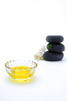 포토 JPG 스튜디오촬영 꽃 잎 실내 사람없음 쌓기 스파 세개 오일 편안함 오브젝트 흰배경 아로마 유리그릇 아로마테라피 테라피 스톤 아로마오일 국내포토 식물 그릇 음식 백그라운드 모션 유리 3 내부 뷰티 화장품 흰색 감각 오일_화장품 파일형식