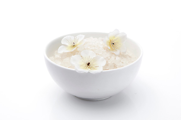 포토 JPG 스튜디오촬영 그릇 꽃 실내 사람없음 스파 흰색 편안함 오브젝트 흰배경 아로마 아로마테라피 테라피 입욕소금 국내포토 식물 식기 컬러 백그라운드 내부 뷰티 미용용품 감각 소금 파일형식