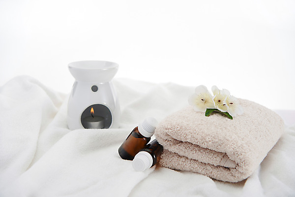 포토 JPG 스튜디오촬영 꽃 실내 사람없음 수건 스파 편안함 천 오브젝트 흰배경 아로마 향초 아로마테라피 테라피 아로마오일 타트버너 국내포토 식물 백그라운드 초 내부 위생용품 뷰티 흰색 직물 감각 오일_화장품 파일형식