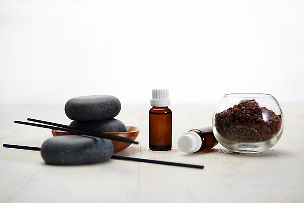 포토 JPG 스튜디오촬영 실내 사람없음 스파 막대기 오일 편안함 오브젝트 흰배경 아로마 아로마테라피 테라피 스톤 아로마오일 입욕소금 국내포토 음식 백그라운드 내부 뷰티 화장품 흰색 미용용품 감각 오일_화장품 소금 파일형식