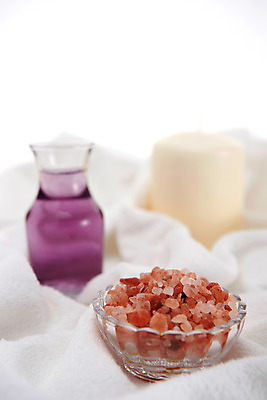 포토 JPG 스튜디오촬영 실내 사람없음 아웃포커스 스파 오일 편안함 오브젝트 흰배경 아로마 향초 아로마테라피 테라피 라벤더오일 입욕소금 국내포토 음식 백그라운드 초 촬영기법 내부 뷰티 화장품 흰색 미용용품 감각 오일_화장품 소금 파일형식