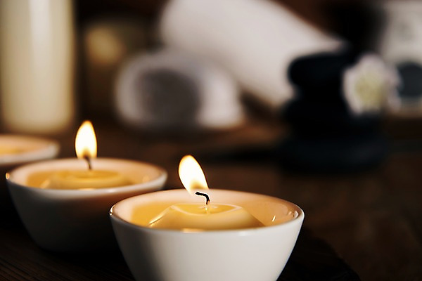 포토 JPG 스튜디오촬영 실내 사람없음 아웃포커스 수건 스파 편안함 오브젝트 아로마 향초 아로마테라피 테라피 나무배경 국내포토 백그라운드 초 촬영기법 내부 위생용품 뷰티 감각 파일형식