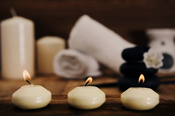 포토 JPG 스튜디오촬영 실내 사람없음 아웃포커스 수건 스파 편안함 오브젝트 아로마 향초 아로마테라피 테라피 나무배경 국내포토 백그라운드 초 촬영기법 내부 위생용품 뷰티 감각 파일형식