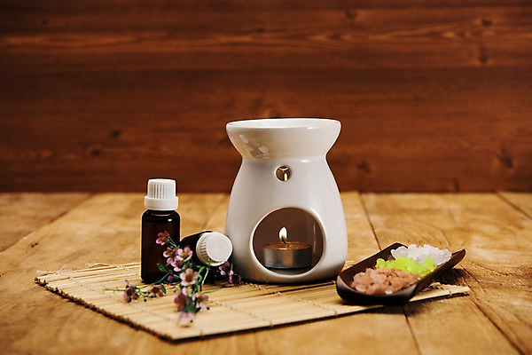 포토 JPG 스튜디오촬영 꽃 실내 사람없음 스파 편안함 오브젝트 아로마 아로마테라피 테라피 아로마오일 입욕소금 타트버너 나무배경 국내포토 식물 백그라운드 내부 뷰티 미용용품 감각 오일_화장품 소금 파일형식