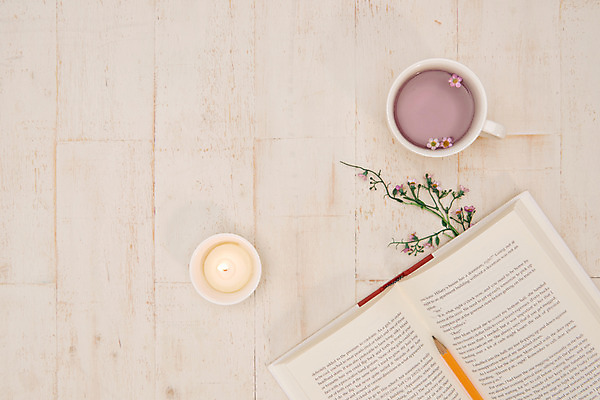 포토 JPG 스튜디오촬영 꽃 실내 사람없음 책 하이앵글 독서 연필 스파 편안함 오브젝트 힐링 아로마 향초 아로마테라피 테라피 플랫레이 나무배경 국내포토 식물 뷰포인트 백그라운드 초 학용품 내부 필기구 뷰티 감각 플랫 파일형식