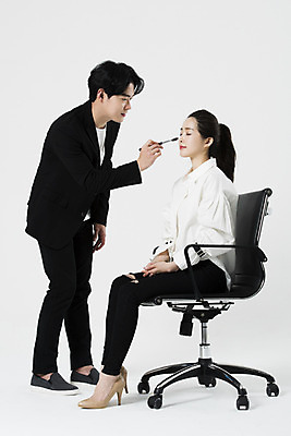 포토 JPG 스튜디오촬영 전신 모델 직업 응시 여자 남자 의자 실내 서기 미소 사람 앉기 20대 성인 두명 옆모습 화장 눈감음 한국인 흰배경 메이크업아티스트 메이크업브러쉬 국내포토 시선 뷰포인트 가구 백그라운드 모션 표정 동양인 청년 내부 뷰티 흰색 붓 파일형식