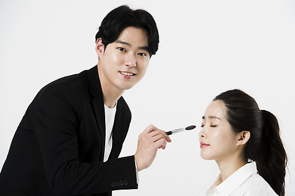 포토 JPG 스튜디오촬영 모델 직업 응시 여자 남자 실내 미소 사람 상반신 20대 성인 두명 옆모습 화장 눈감음 한국인 흰배경 메이크업아티스트 메이크업브러쉬 국내포토 시선 뷰포인트 백그라운드 모션 표정 동양인 청년 내부 뷰티 흰색 붓 파일형식
