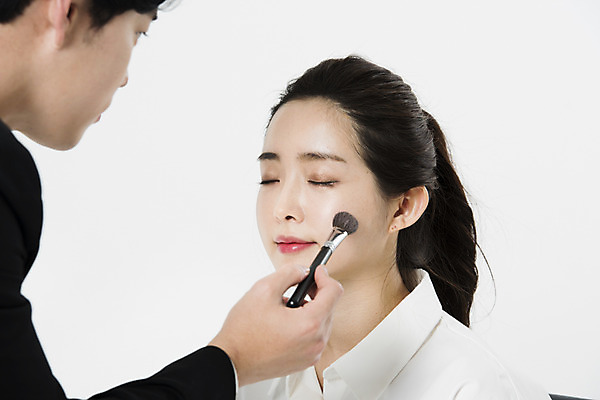 포토 JPG 스튜디오촬영 모델 직업 응시 여자 남자 실내 사람 상반신 20대 성인 두명 옆모습 화장 눈감음 한국인 흰배경 메이크업아티스트 메이크업브러쉬 국내포토 시선 뷰포인트 백그라운드 모션 동양인 청년 내부 뷰티 흰색 붓 파일형식