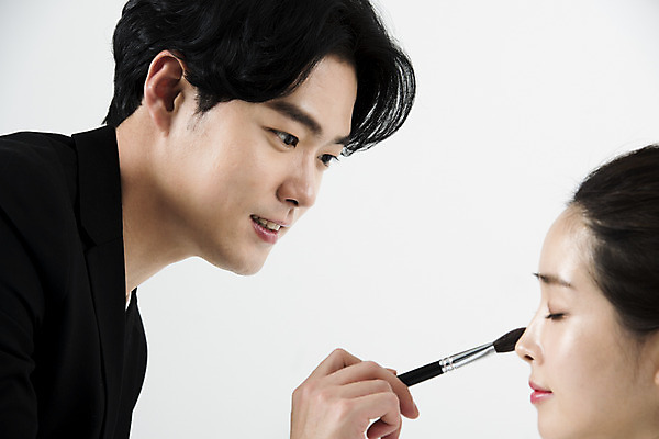 포토 JPG 스튜디오촬영 직업 응시 여자 남자 얼굴 실내 미소 사람 상반신 20대 성인 두명 옆모습 신체부위 화장 한국인 흰배경 메이크업아티스트 메이크업브러쉬 국내포토 시선 뷰포인트 백그라운드 표정 동양인 청년 내부 뷰티 흰색 붓 파일형식