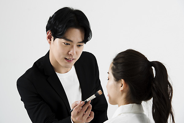 포토 JPG 스튜디오촬영 직업 응시 여자 남자 실내 서기 미소 사람 앉기 상반신 20대 성인 두명 앞모습 뒷모습 화장 마주보기 한국인 흰배경 메이크업아티스트 메이크업브러쉬 국내포토 시선 뷰포인트 백그라운드 모션 표정 동양인 청년 내부 뷰티 흰색 붓 파일형식
