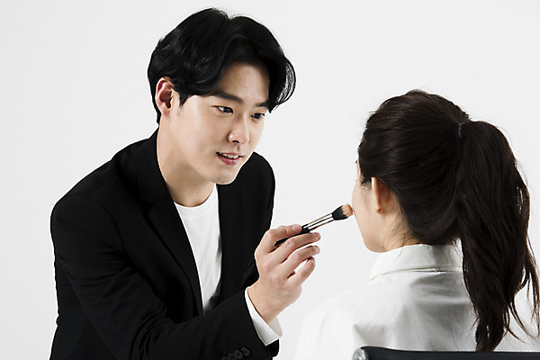 포토 JPG 스튜디오촬영 직업 응시 여자 남자 실내 서기 미소 사람 앉기 상반신 20대 성인 두명 옆모습 뒷모습 화장 마주보기 한국인 흰배경 메이크업아티스트 메이크업브러쉬 국내포토 시선 뷰포인트 백그라운드 모션 표정 동양인 청년 내부 뷰티 흰색 붓 파일형식
