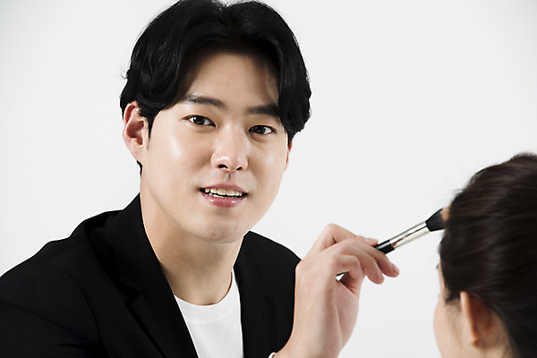 포토 JPG 스튜디오촬영 직업 응시 여자 남자 실내 미소 사람 상반신 20대 성인 두명 앞모습 뒷모습 화장 한국인 흰배경 메이크업아티스트 메이크업브러쉬 국내포토 시선 뷰포인트 백그라운드 표정 동양인 청년 내부 뷰티 흰색 붓 파일형식