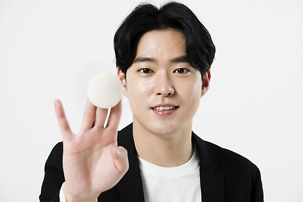 포토 JPG 스튜디오촬영 직업 응시 남자 실내 한명 미소 들기 사람 근접촬영 상반신 20대 성인 앞모습 한국인 흰배경 퍼프 메이크업아티스트 성인남자한명만 국내포토 1 시선 뷰포인트 백그라운드 모션 표정 동양인 청년 내부 흰색 남자한명만 성인남자만 파일형식