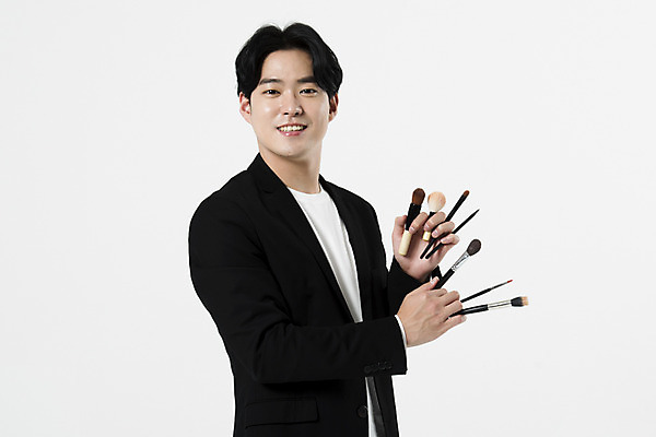 포토 JPG 스튜디오촬영 직업 응시 남자 실내 한명 미소 들기 사람 상반신 20대 성인 옆모습 여러개 화장품 한국인 흰배경 메이크업아티스트 메이크업브러쉬 성인남자한명만 국내포토 1 시선 뷰포인트 다수 백그라운드 모션 표정 동양인 청년 내부 뷰티 흰색 붓 남자한명만 성인남자만 파일형식