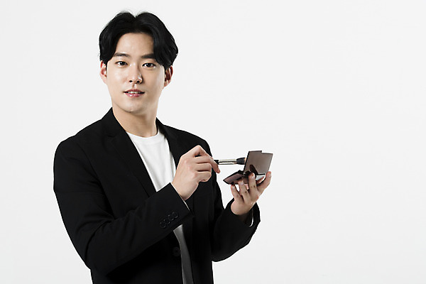 포토 JPG 스튜디오촬영 직업 응시 남자 실내 한명 미소 사람 상반신 20대 성인 옆모습 화장품 한국인 흰배경 메이크업아티스트 메이크업브러쉬 성인남자한명만 국내포토 1 시선 뷰포인트 백그라운드 표정 동양인 청년 내부 뷰티 흰색 붓 남자한명만 성인남자만 파일형식