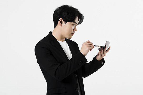 포토 JPG 스튜디오촬영 직업 응시 남자 실내 한명 사람 상반신 20대 성인 옆모습 화장품 한국인 흰배경 메이크업아티스트 메이크업브러쉬 성인남자한명만 국내포토 1 시선 뷰포인트 백그라운드 동양인 청년 내부 뷰티 흰색 붓 남자한명만 성인남자만 파일형식