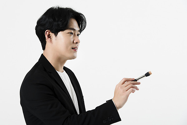 포토 JPG 스튜디오촬영 직업 응시 남자 실내 한명 미소 들기 사람 상반신 20대 성인 옆모습 한국인 흰배경 메이크업아티스트 메이크업브러쉬 성인남자한명만 국내포토 1 시선 뷰포인트 백그라운드 모션 표정 동양인 청년 내부 흰색 붓 남자한명만 성인남자만 파일형식
