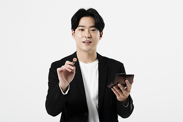 포토 JPG 스튜디오촬영 직업 응시 남자 실내 한명 들기 사람 상반신 20대 성인 앞모습 화장품 한국인 흰배경 메이크업아티스트 메이크업브러쉬 성인남자한명만 국내포토 1 시선 뷰포인트 백그라운드 모션 동양인 청년 내부 뷰티 흰색 붓 남자한명만 성인남자만 파일형식