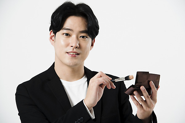 포토 JPG 스튜디오촬영 직업 응시 남자 실내 한명 미소 들기 사람 상반신 20대 성인 앞모습 화장품 한국인 흰배경 메이크업아티스트 메이크업브러쉬 성인남자한명만 국내포토 1 시선 뷰포인트 백그라운드 모션 표정 동양인 청년 내부 뷰티 흰색 붓 남자한명만 성인남자만 파일형식