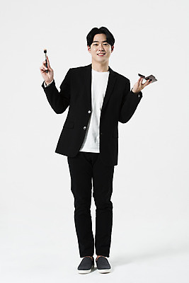 포토 JPG 스튜디오촬영 전신 직업 응시 남자 실내 한명 서기 미소 들기 사람 20대 성인 앞모습 화장품 한국인 흰배경 메이크업아티스트 메이크업브러쉬 성인남자한명만 국내포토 1 시선 뷰포인트 백그라운드 모션 표정 동양인 청년 내부 뷰티 흰색 붓 남자한명만 성인남자만 파일형식